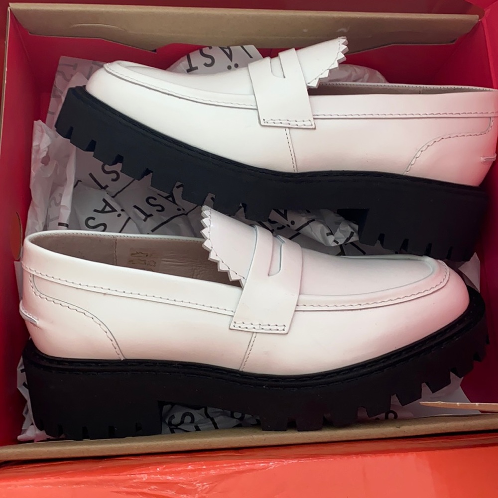 Chunky black and white leather loafers from Läst.